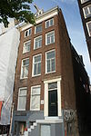 Pand met puntgevel met halsje onder gebogen afdekking
