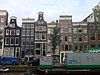 Pand met gevel onder rechte lijst met 2 consoles