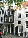 Pand met halsgevel