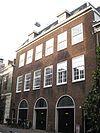 Pand met bakstenen gevel met natuurstenen onderdelen