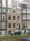 Pand met halsgevel met siertrossen, hoekvazen en waaier in het fronton