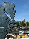 WLM - andrevanb - amsterdam, brug 283 - detail - Op de achtergrond de huizen aan de Kromme Waal, en de St Nicolaaskerk. 