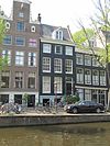 Pand met gevel onder rechte lijst met dakkapel met empire snijraam