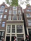 Huis met pilaster-halsgevel met oeils-de-boeuf en originele puibalk