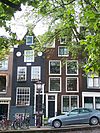 Pand met puntgevel met empire deurpartij
