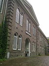 Cavaleriekazerne-amsterdam -  Portaal van de voormalige cavaleriekazerne aan de Sarphatistraat in Amsterdam, sinds 1992 Rijksacademie van Beeldende Kunsten. Boven de poort de tekst 