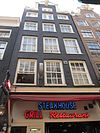 Huis achter gezamenlijke gevel met het nr 47