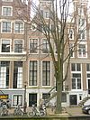 Pand met fraaie en gave ingezwenkte halsgevel met siertrossen, middenrisaliet, festoenen en twee oeils-de-boeuf