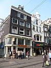 Hoekhuis met gevel onder rechte lijst