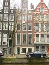 Pand met halsgevel met midden- en hoekrisalieten, siertrossen, hoekvazen en twee oeils-de-boeuf