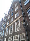 Oudezijds Kolk 1, Amsterdam.JPG -  Pand met achtergevel van geldersekade 8, typische achterhuisgevel met bovenbouw onder punttop