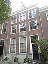 Pand met gevel onder rechte lijst en dwars dak