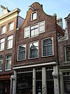 Pand met halsgeveltje met gedeelde vleugelstukken