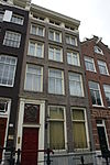 Pand met gevel onder rechte lijst met triglyfen