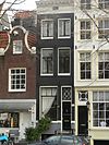 Pand, vanwege de zandstenen onderdelen van de twee klokvormige toppen
