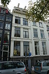 Pand met gepleisterde gevel onder rechte lijst met consoles