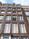 Pand met gevel onder verhoogde lijst met consoles