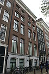 Pand met vierraamsgevel in traditionele vormen, onder rechte lijst met consoles