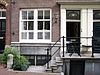 Huis achter gemeenschappelijke gevel met het nr 71 onder rechte stenen lijst met attiek