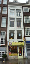 Pand met gepleisterde gevel onder rechte lijst met dakkapel