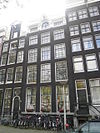 Pand met gevel onder verhoogde lijst met consoles en gesneden attiek