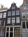 Pand met klokgevel met gesneden pui