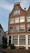Hoekhuis, bij de restauratie voorzien van een passende klokgevel in de 18e-eeuwse vormen