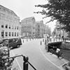 Exterieur, overzicht voorgevels van links naar rechts Administratiegebouw en Vrouwenverband - Amsterdam - 20320769 - RCE -  Binnengasthuisterrein/ Vrouwenverband: Exterieur, overzicht voorgevels van links naar rechts Administratiegebouw en Vrouwenverband 