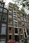 Pakhuis met gevel onder rechte lijst
