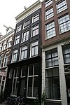 Pand met gevel onder rechte lijst met goede houten pui en gesneden puilijst
