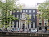Dubbel huis met gevel onder rechte lijst en attiek, met zandstenen voorhuispui waaraan balcon