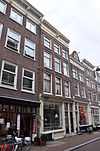 Pand met gevel onder rechte klossenlijst