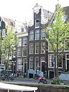 Huis met halsgevel van zware vormen