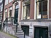 Dubbel huis met gevel onder rechte lijst met consoles en dwars dak