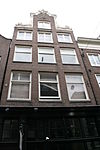 Pand met halsgevel met gelobde volutenafdekking