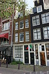 Pand met halsgevel met vazen