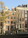 Pand met halsgevel met borstbeeld