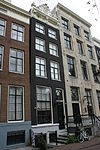 Pand met gevel onder gebeeldhouwde lijst met verhoging