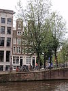 Hoekhuis met halsgeveltje waarin oeil-de-boeuf