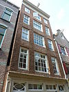 Huis met gevel onder rechte lijst