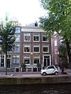 Hoekhuis waarvan de voorgevel wordt afgesloten door een rechte lijst