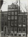 Overzicht gevel grachtenhuis met balustrade en ornament - Amsterdam - 20322173 - RCE -  Grachtenhuis: Overzicht gevel grachtenhuis met balustrade en ornament 