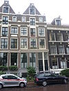 Pand met pilastergevel van ongebruikelijk ontwerp, met attiekverdieping en tot punttop gewijzigde beëindiging
