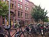 Langkatstraat -  Fietsen tussen Berlageblokken nr. 1 en 2, Langkatstraat Amsterdam 