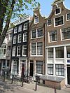 Pand met klokgevel onder siertrossen