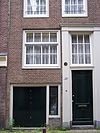 Pand met eenvoudige klokgevel goede roedenverdeling
