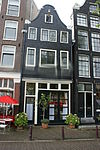 Pand met gevel onder klokvormige top met rollagen