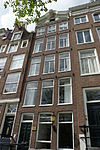 Pand met gevel onder geknikte lijst met consoles