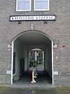 Cavaleriekazerne-amsterdam-poort -  Poort van de voormalige cavaleriekazerne aan de Sarphatistraat in Amsterdam, sinds 1992 Rijksacademie van Beeldende Kunsten. Boven de poort de tekst 