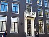 Dubbel huis met gevel onder rechte lijst met consoles